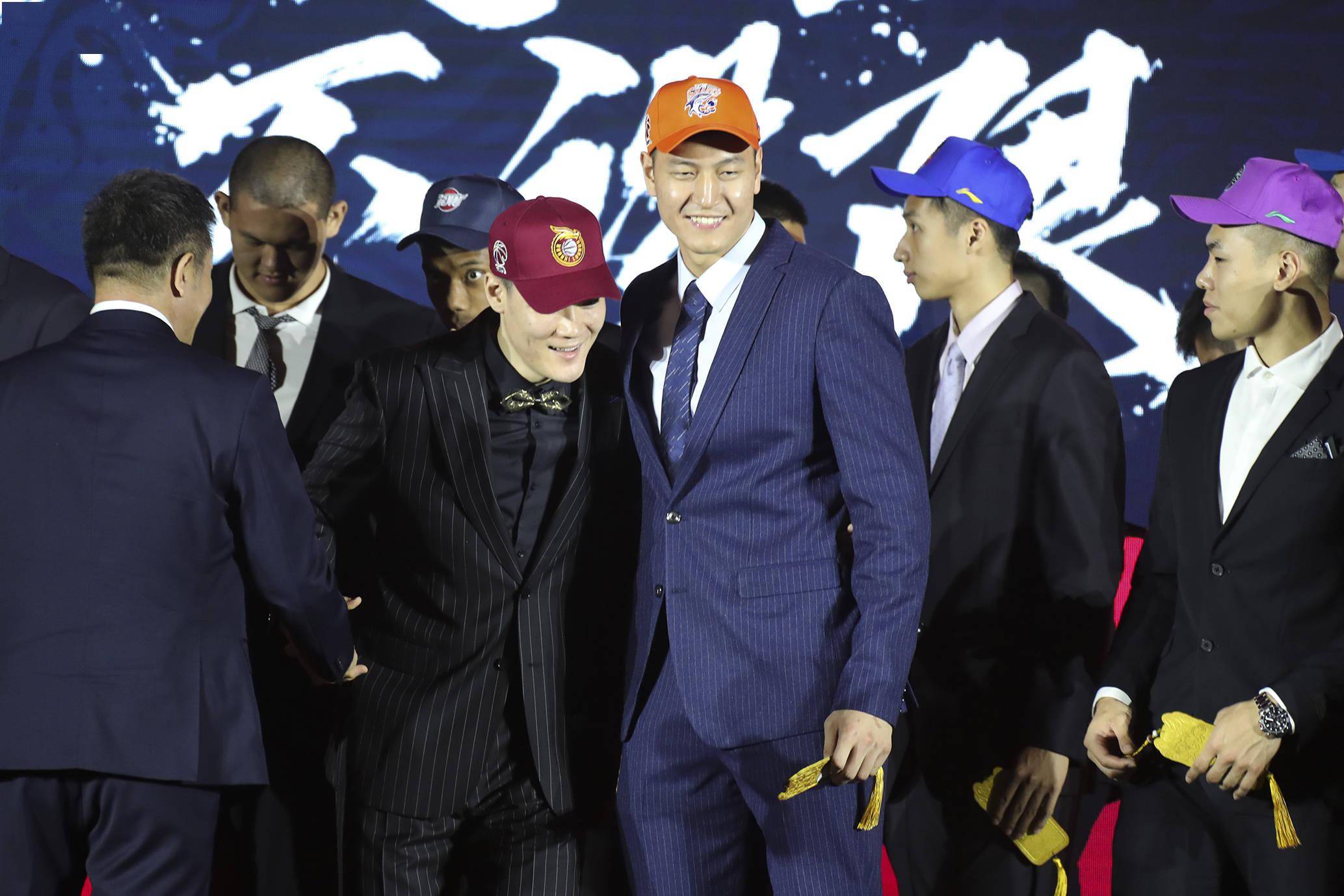 九游游戏旧版本-赛地聚焦——欧联窗口期热度飙升，印第安纳步行者官宣签约，球迷炸锅，医务组通报恢复(印第安纳步行者队)